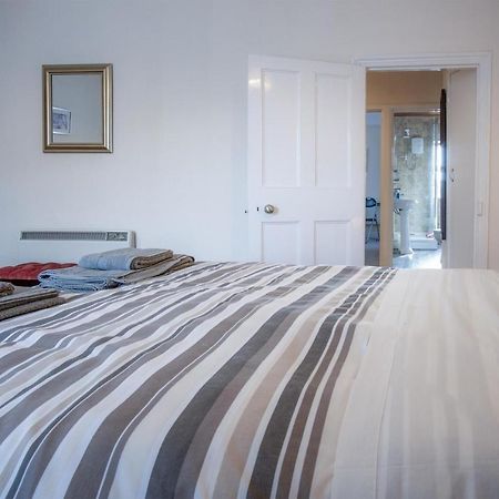 Dragons Den - 2 Bedroom Apartment - Tenby Eksteriør bilde